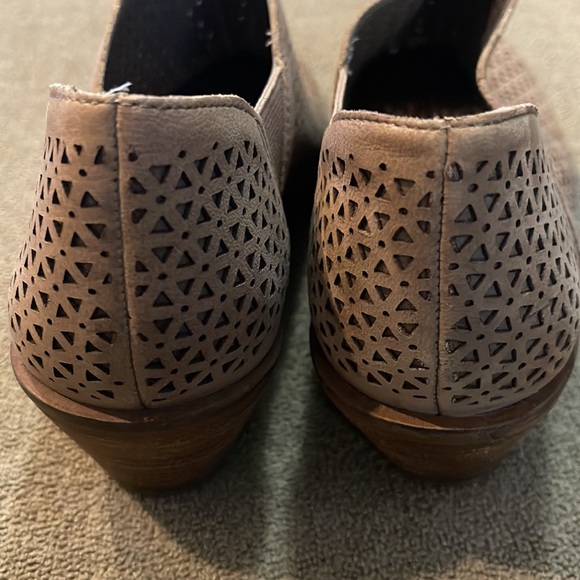 Vince Camuto Mesh Booties Size 7.5 Tan Brown Shoes - Picture 7 of 10